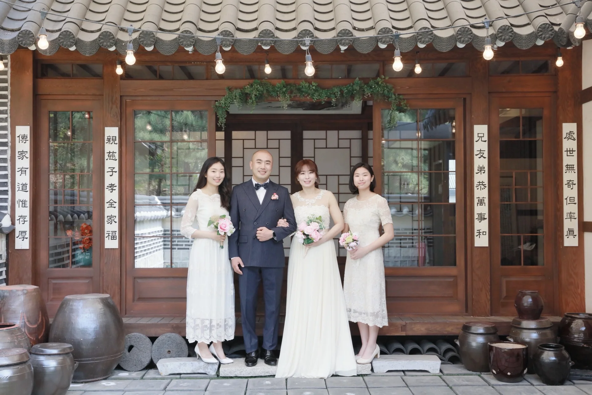 한자리에 모인 닭집 네 가족